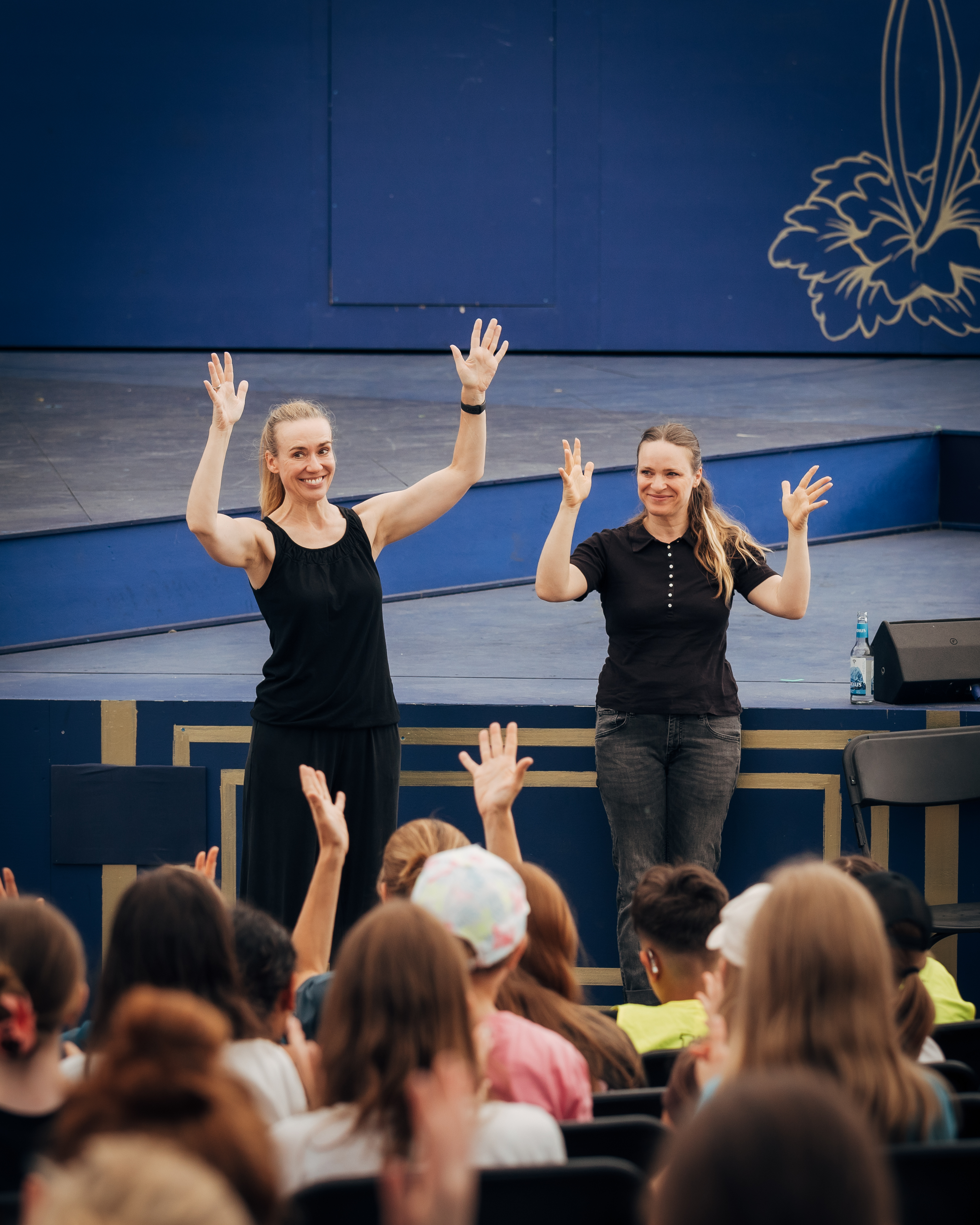 Zwei Gebärdendolmetscherinnen vor der Bühne bei einer inklusiven Veranstaltung der Festspiele im Amphitheater Hanau