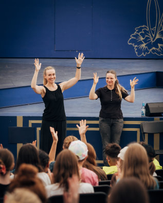 Zwei Gebärdendolmetscherinnen vor der Bühne bei einer inklusiven Veranstaltung der Festspiele im Amphitheater Hanau